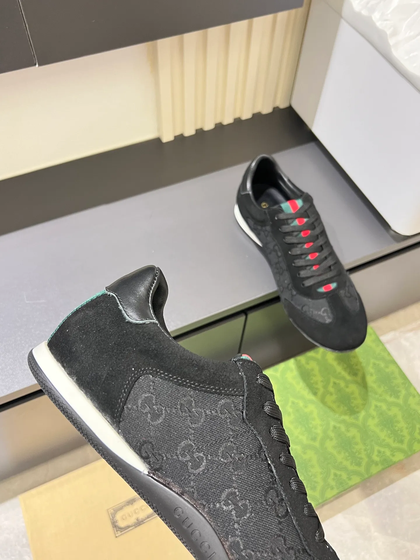 Men's shoes 💰p400 Gucci Shift series sports shoes, featuring lightweight thin sole design, suede + canvas + technical fabric splicing, perfect texture! The tongue and heel have red and green webbing, which is highly recognizable✨. The classic brown + off-white color scheme is retro and modern. The shell-toe shoe shape makes the feet smaller. It is perfect for daily wear or skirts and trousers. The upper fabric + elastic heel is easy to put on and take off, and the wrapping feeling is comfortable. It can be used for commuting and leisure. It has become one of Demna Gvasalia’s hottest items after taking over🔥. size: 38-45!